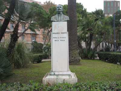A poca distanza c'� il monumento dedicato al poeta e letterato Armando Perotti